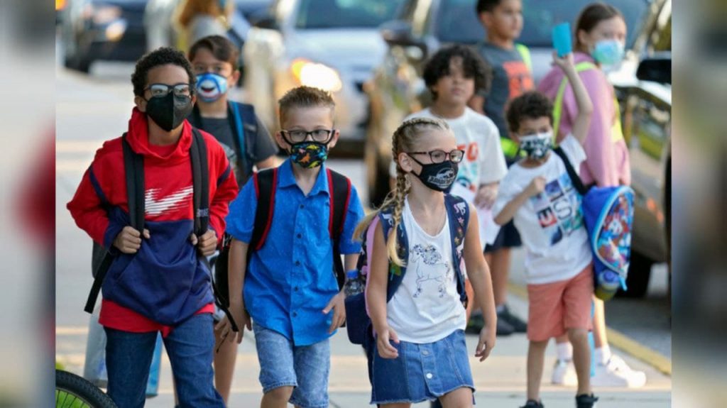 Florida gives school districts 48 hours to drop mask requirements or lose government funding