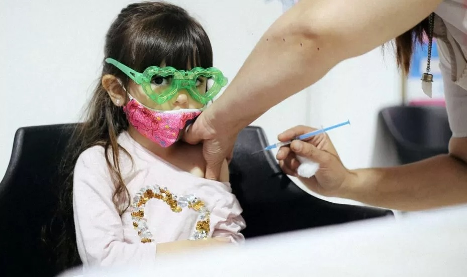 A judge has ordered a halt to the campaign to vaccinate children and adolescents